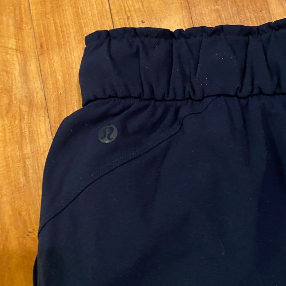 Lululemon On The Fly pants with tote shopping bag - Picture 11 of 11